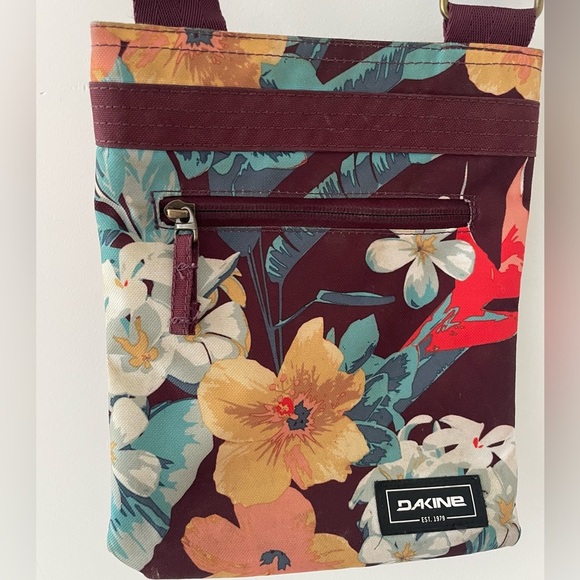 DAKINE JO JO CROSSBODY
• Adjustable shoulder strap
•Interior zippered pocket - Picture 1 of 4